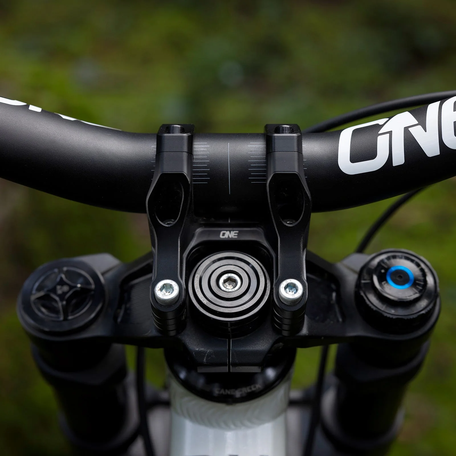 V2 Carbon Handlebar Bundle - Image 12
